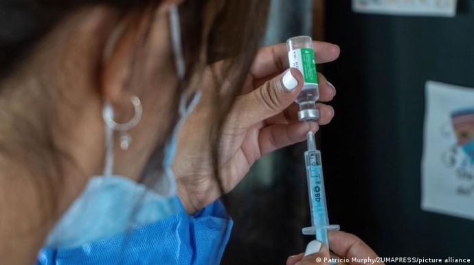 -ukraine-proizvoditelej-covid-vakciny-hotyat-osvobodit-ot-otvetstvennosti-za-posledstviya-privivok